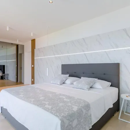 Vila Luxury Pont Infinity Heated Pool *