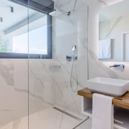 Luxury Pont Infinity Heated Pool Villa