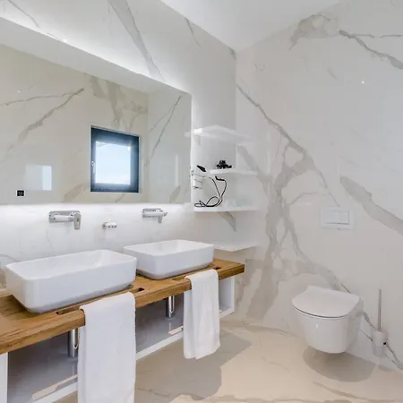 Luxury Pont Infinity Heated Pool * Sutivan