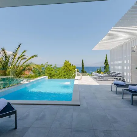 Luxury Pont Infinity Heated Pool *