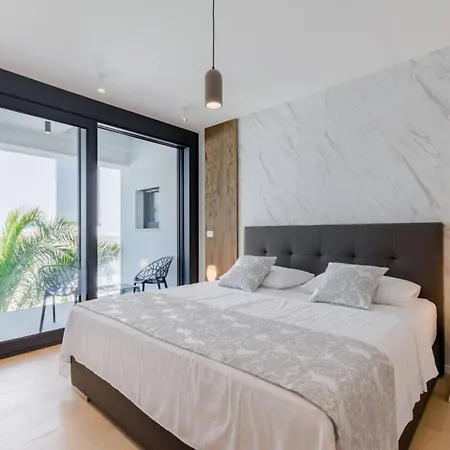 Luxury Pont Infinity Heated Pool Villa Sutivan