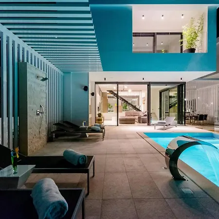 Luxury Pont Infinity Heated Pool Vila