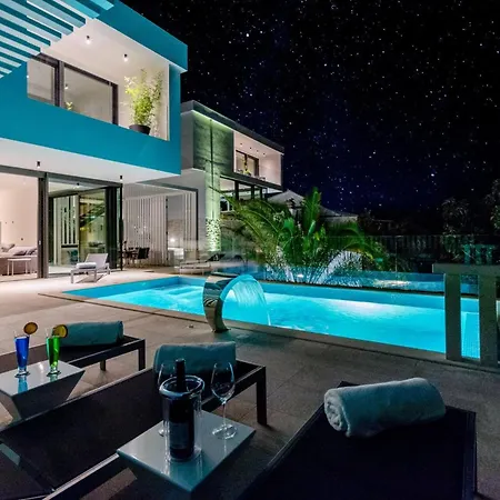 Luxury Pont Infinity Heated Pool Villa Sutivan