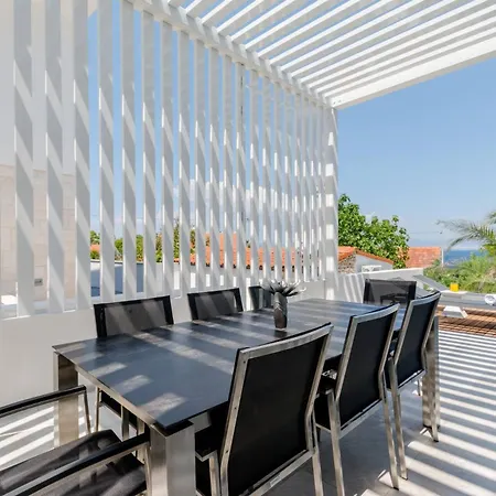 Luxury Pont Infinity Heated Pool Vila *