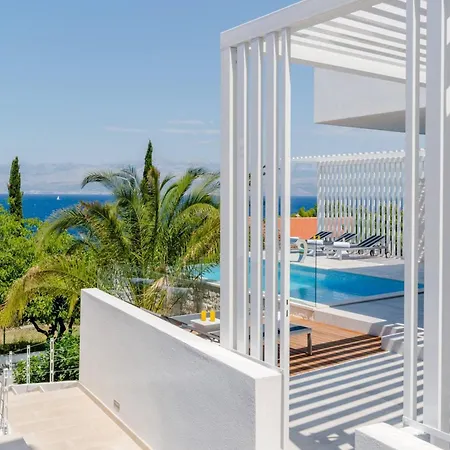Luxury Pont Infinity Heated Pool *