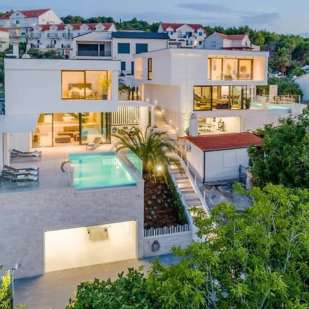 Vila Luxury Pont Infinity Heated Pool