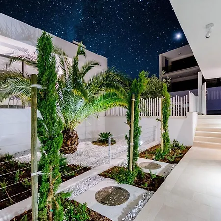 Luxury Pont Infinity Heated Pool Villa *