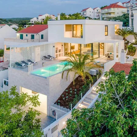 Luxury Pont Infinity Heated Pool Villa Sutivan