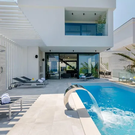 Вилла Luxury Pont Infinity Heated Pool Сутиван